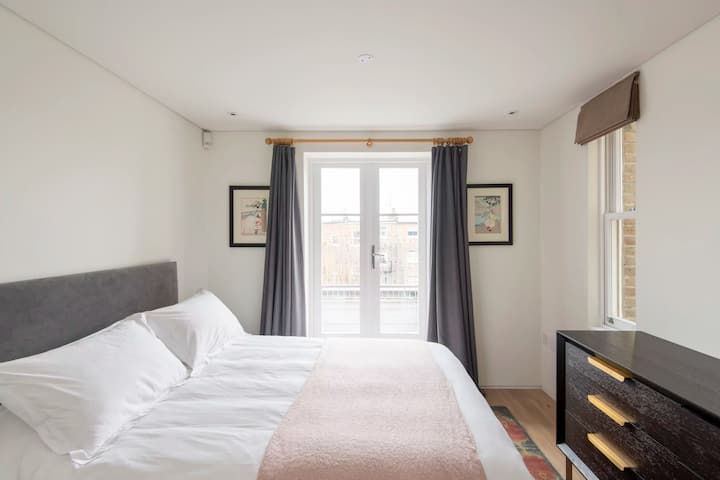 ห้องนอนขนาดคิงไซส์ที่ 2 พร้อมวิวสวนสี่เหลี่ยม