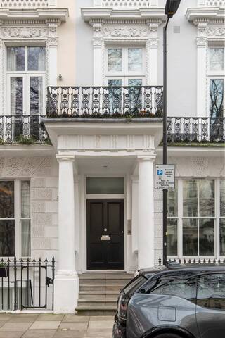 Luxury 2BR Notting Hill Flat • Terraces, Lift & AC gallery image 4
