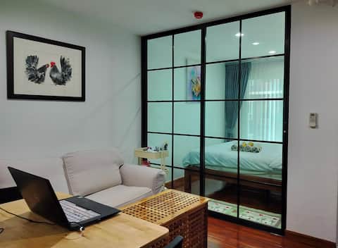 Private Cozy room near MRT, wifi/Netflix/pool/gym