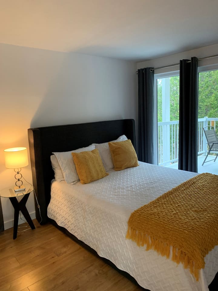 Closed bedroom with a queen size bed and a beautiful view /Closed bedroom with queen size bed and spectacular views.