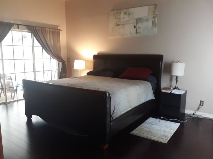 Hauptschlafzimmer (Kingsize-Bett)