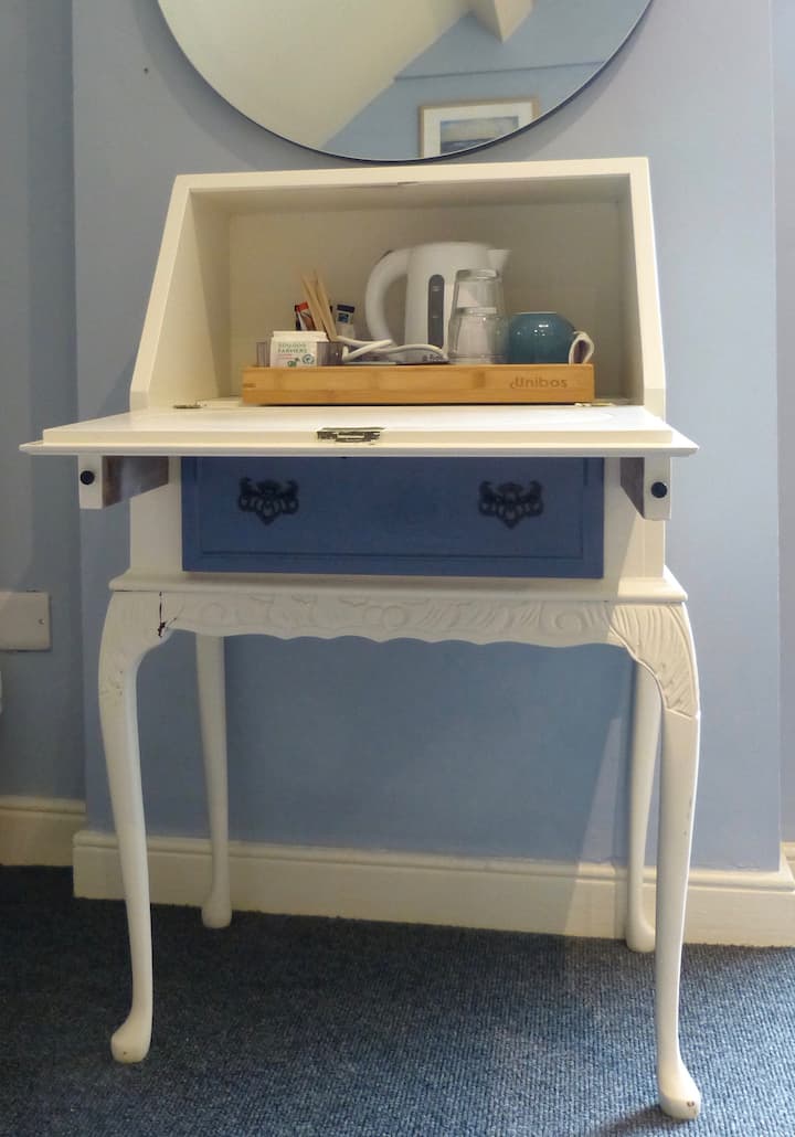 te- och kaffestation i skrivbord för vintage