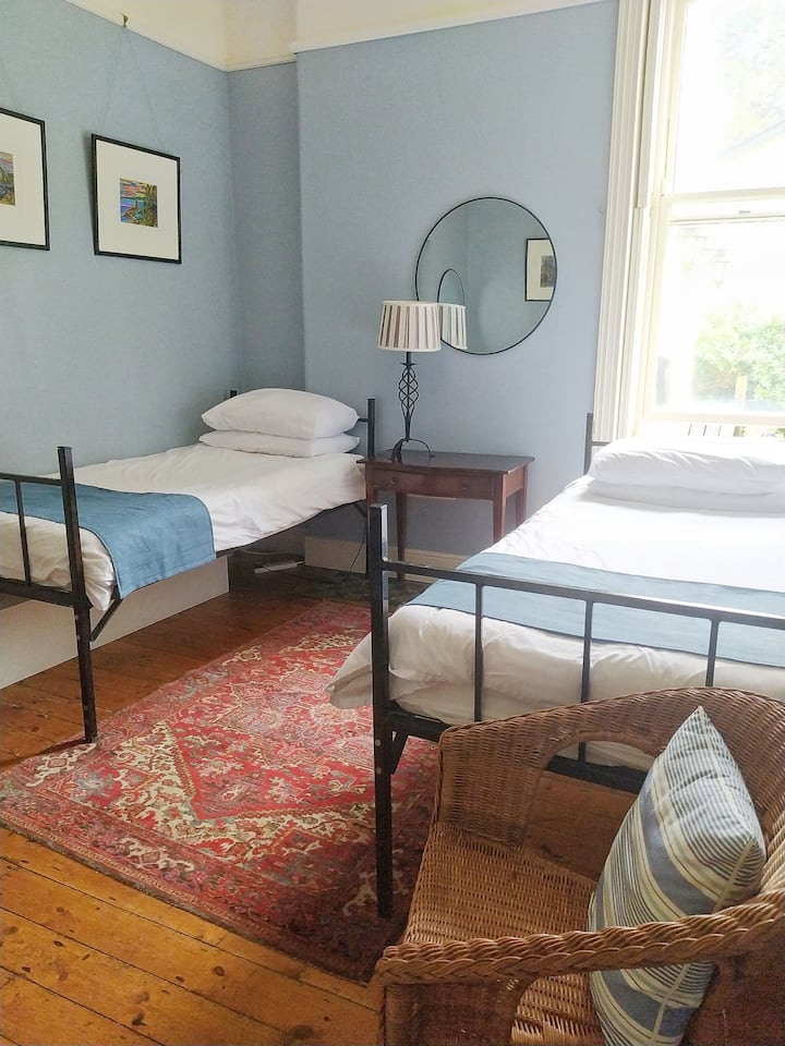 Rum 7 på bottenvåningen är ett tillgängligt tvåbäddsrum med tillgängligt våtrum i anslutning