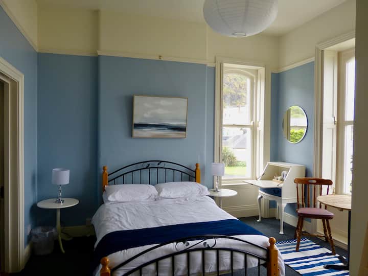 Rum 4 har en dubbelsäng och en uppsättning enkelsängar längst ner är en bäddsoffa.  Den har ett eget våtrum och har utsikt över stranden och bäcken