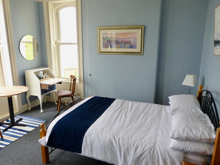 Rum 3 har en dubbelsäng och en hög enkelsäng ( tillgång på begäran efter föräldra gottfinnande). Den har ett eget våtrum och har utsikt över stranden på fram- och sidofönstren