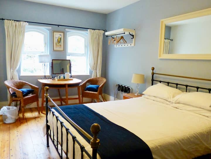 Rum 6 är ett eget familjerum med dubbelsäng och en uppsättning enkelsängar