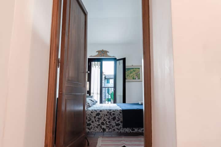 Kutoka ghorofa ya kwanza, unapanda hatua mbili hadi kwenye chumba cha kulala. 