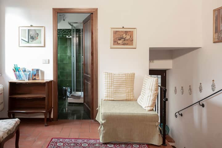 Mwonekano kutoka ghorofa ya kwanza ukiangalia ndani ya bafu na vilevile kitanda cha mtu wa tatu. 