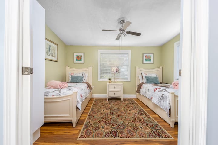 Habitación de huéspedes con 2 camas individuales