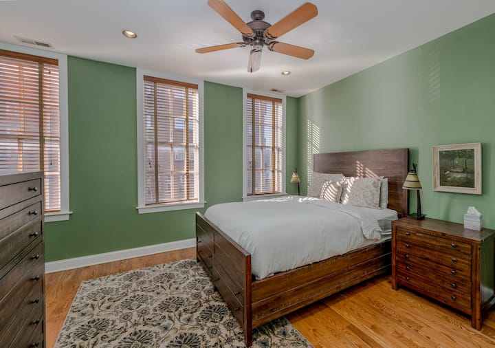 Queen Bed in the Green Bedroom overlooks Historic Thames Street with views of Broadway Square.