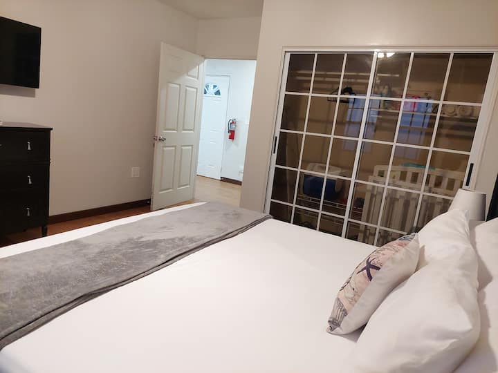 Спалня с голямо двойно легло