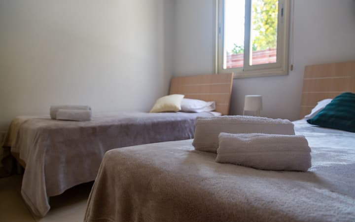 En la habitación de abajo.