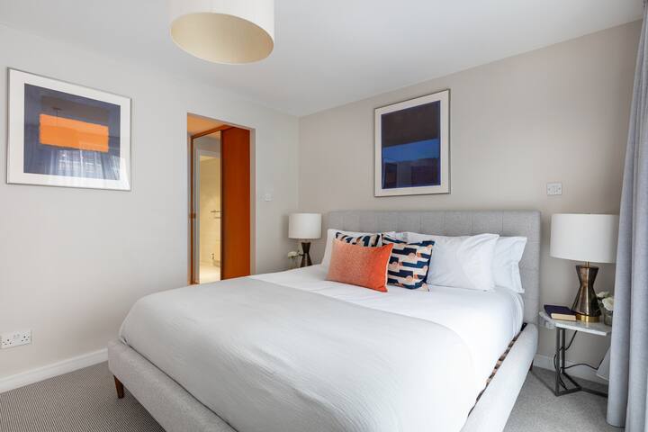 Spacious and modern balcony flat off Oxford Street gallery image 5