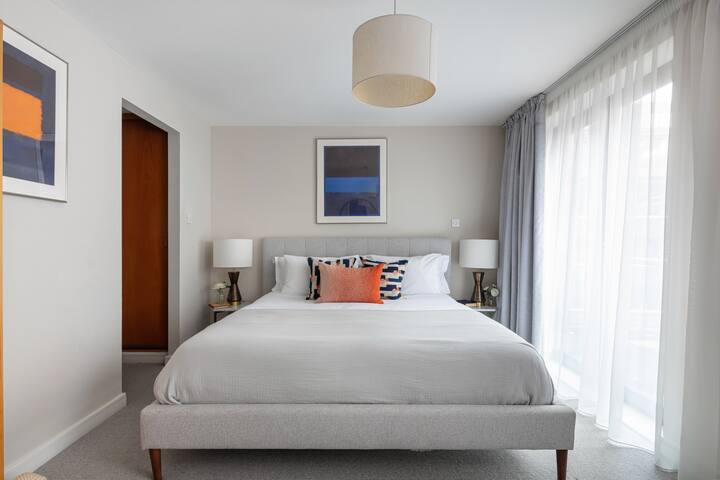 Spacious and modern balcony flat off Oxford Street gallery image 4