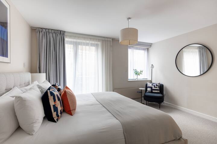 Spacious and modern balcony flat off Oxford Street gallery image 2