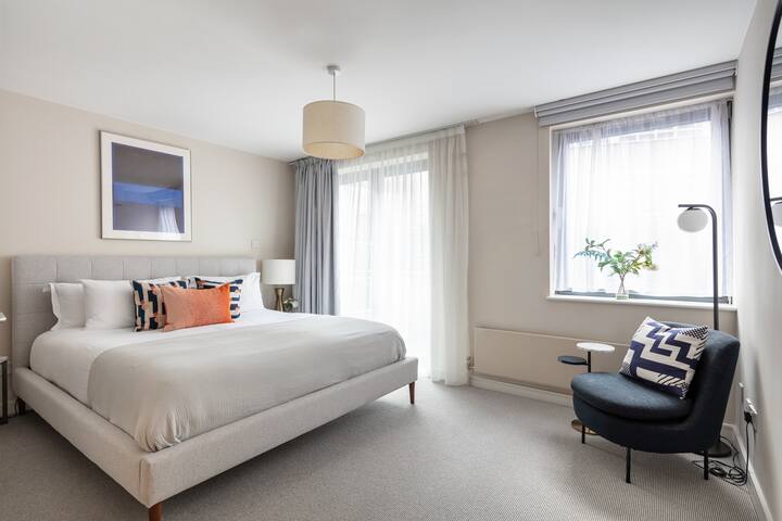 Spacious and modern balcony flat off Oxford Street gallery image 3