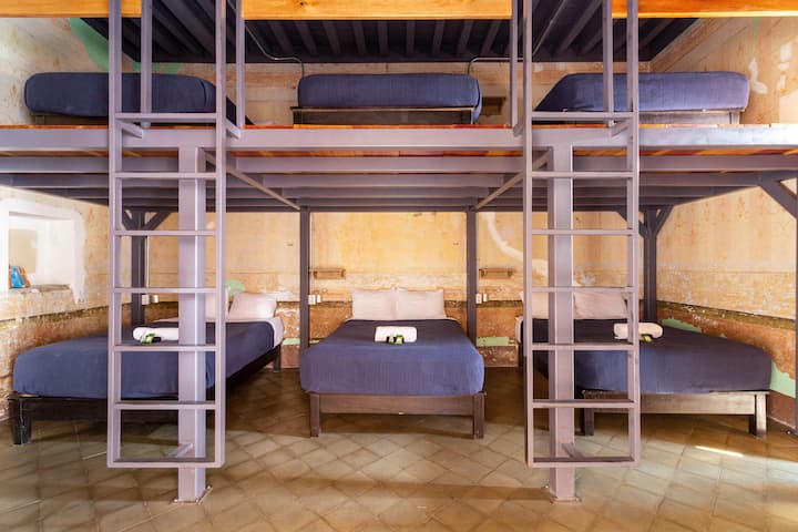 El  "cuarto pijamada" tiene 6 camas matrimoniales y 2 baños completos.