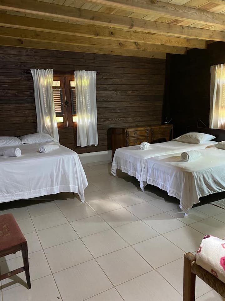 غرفة النوم رقم2 - الطابق الرئيسي (بسريرين مزدوجين وسرير كامل)