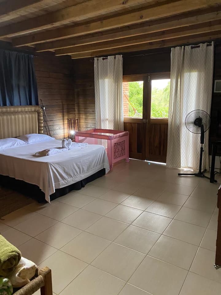 غرفة النوم رقم1 - الطابق الرئيسي (مع إمكانية الدخول إلى الشرفة)