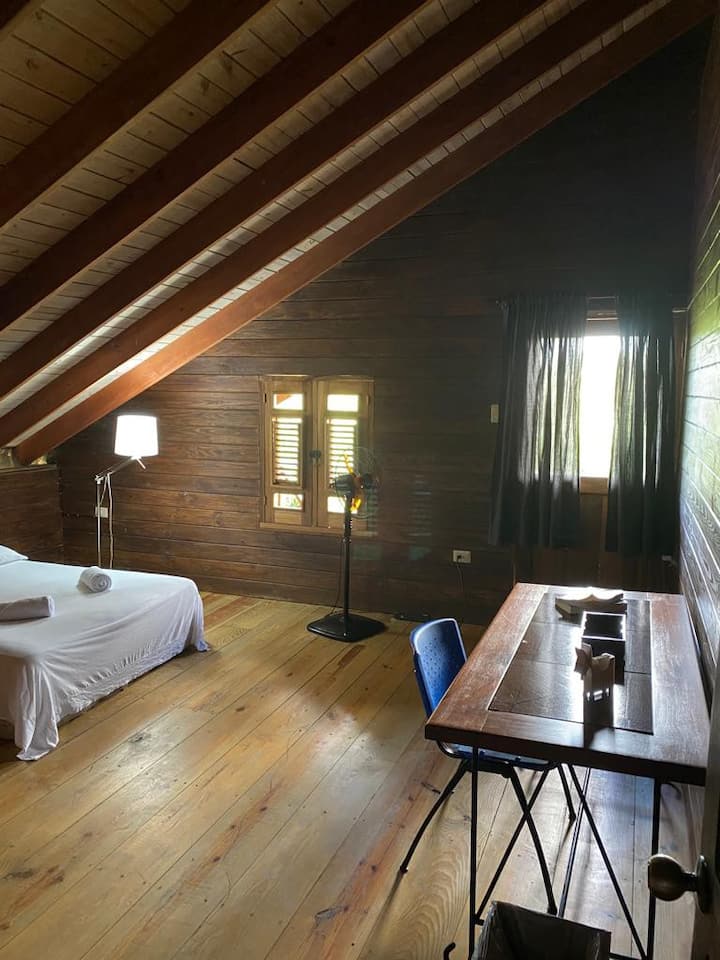 غرفة النوم رقم3 (الجناح) - الطابق الثاني (مع إمكانية الدخول إلى الشرفة العلوية)