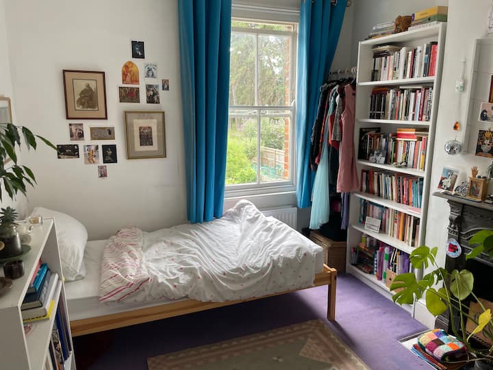 Nice room 2 in family house close to Oxford centre image 1