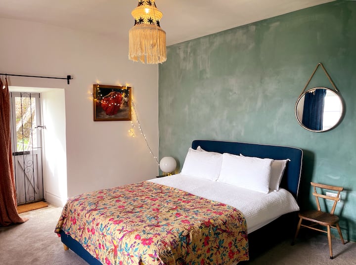 Cama tamaño king en el dormitorio grande en el primer piso.