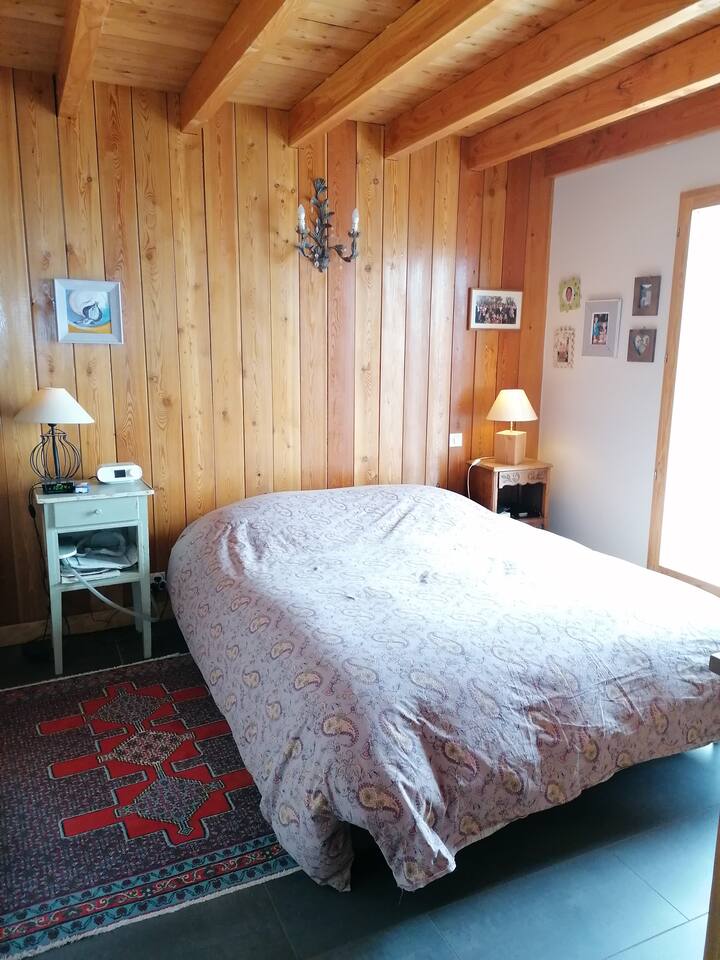 El dormitorio lila con cama de 160 arriba de la sala de estar