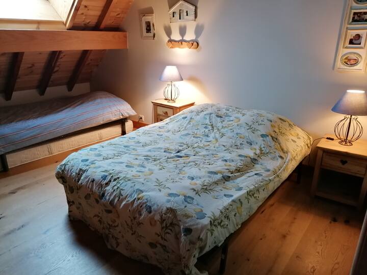 El dormitorio tilo con cama de 160 y cama de 90 en la planta superior