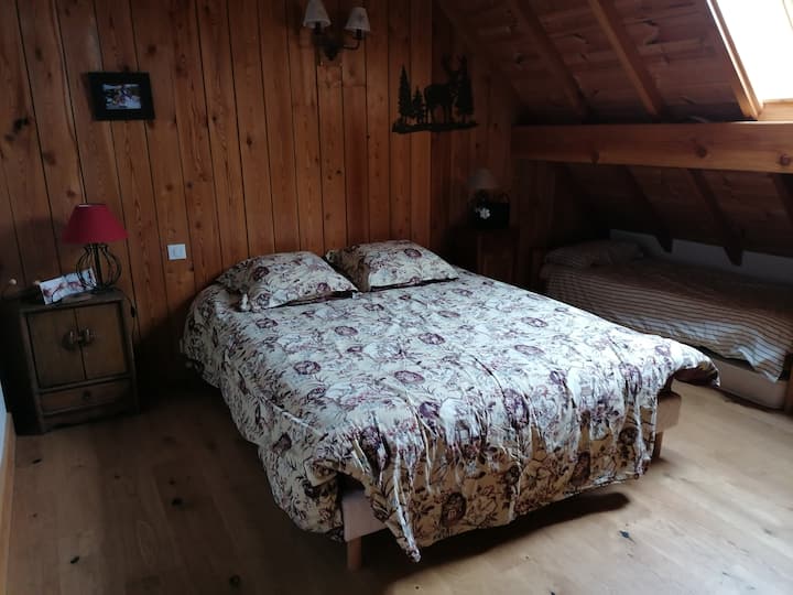 El dormitorio amapola con cama de 160 y cama de 90 en la planta superior