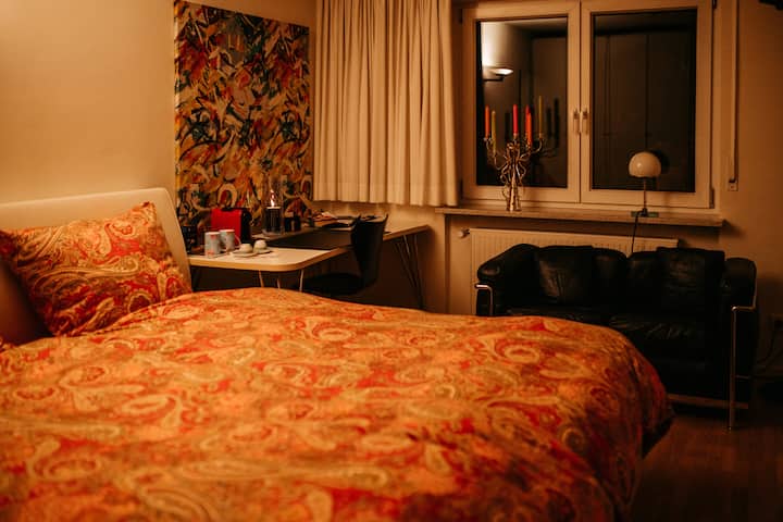 La ventana está equipada con una mosquitera y puede permanecer abierta toda la noche. Desde aquí, el espacio no es visible para nadie, penetra en el magnífico aire del bosque en la habitación y garantiza un sueño maravillosamente reparador.