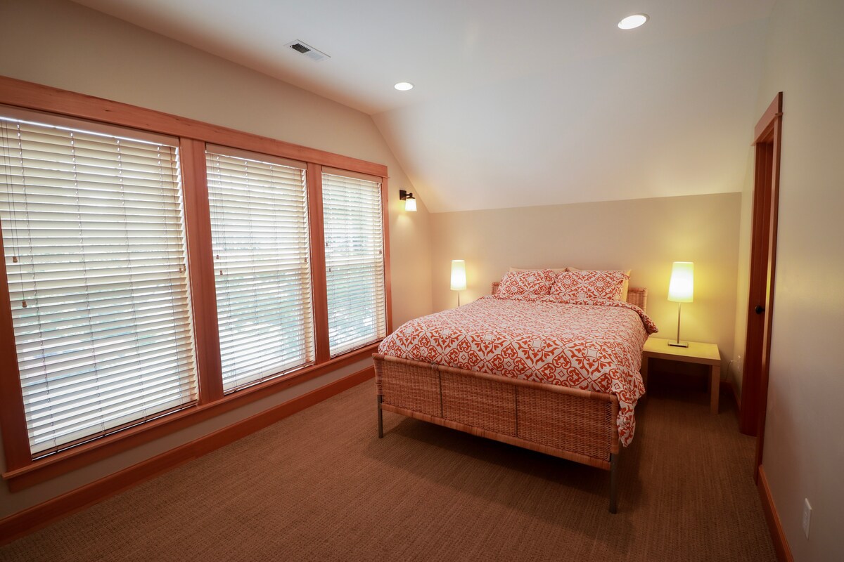 Dormitorio 2 en la planta superior frente a la casa con cama tamaño queen.