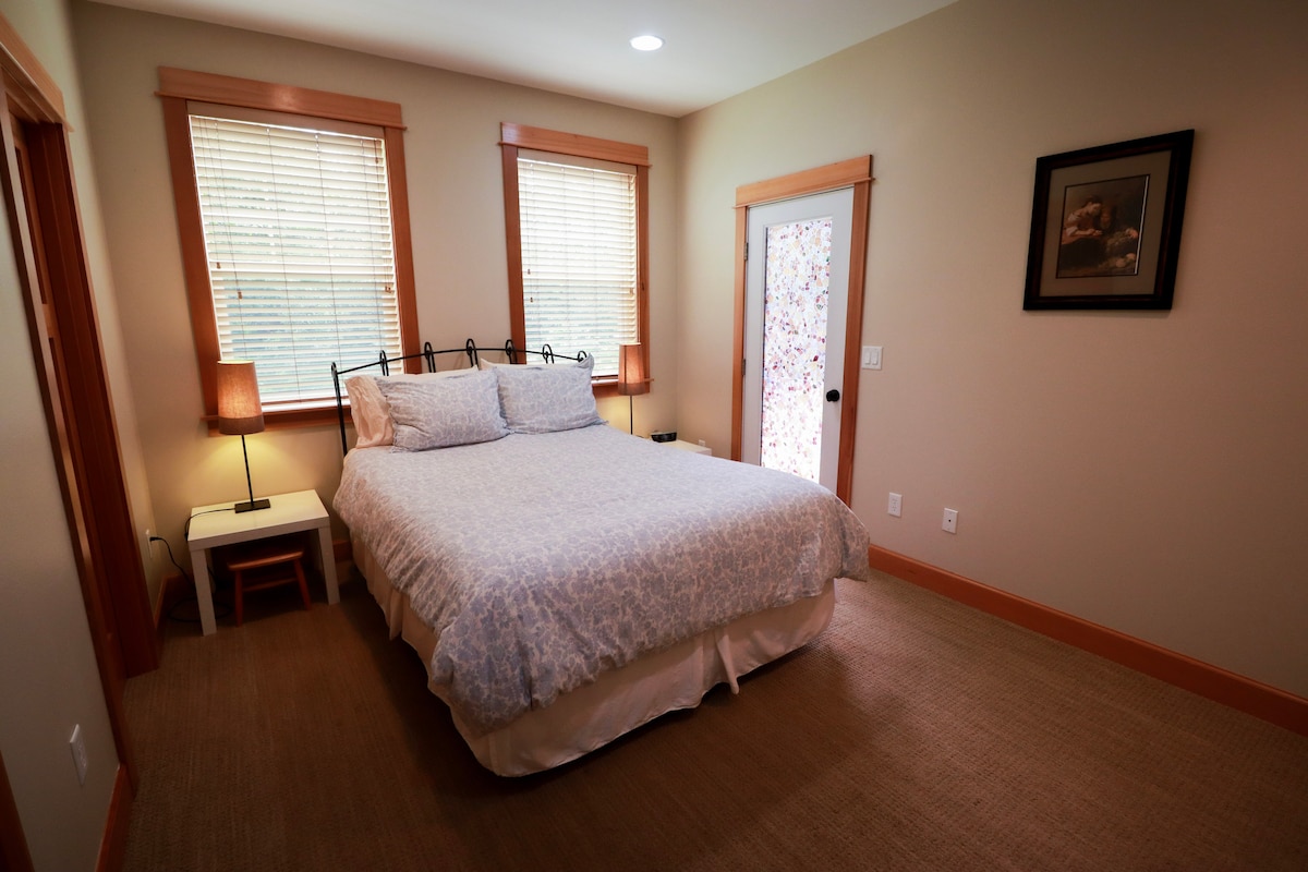 Dormitorio principal con cama tamaño queen y baño privado.