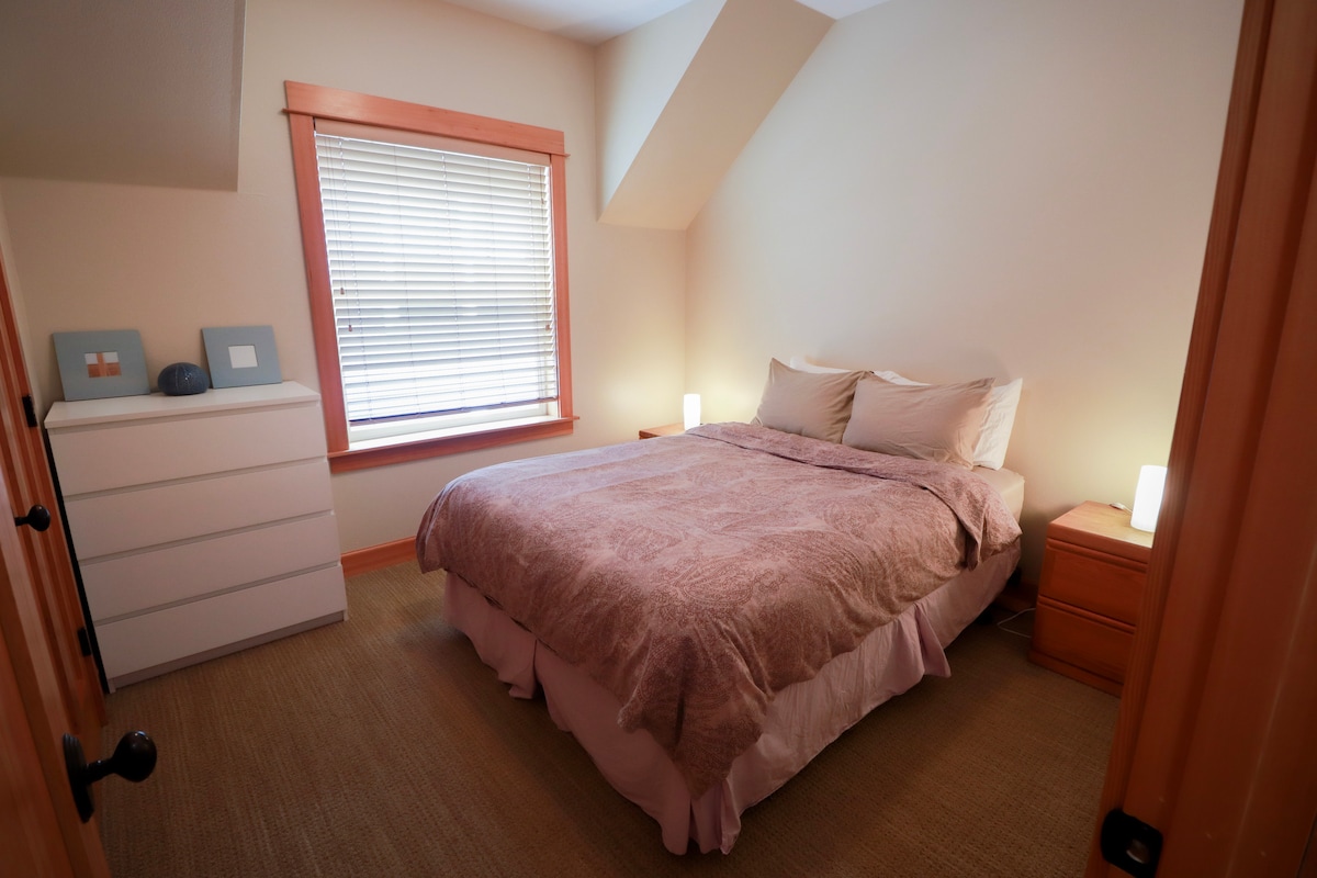 dormitorio con cama tamaño queen n.º3 en la planta superior.