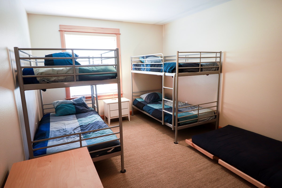 Litera con futón en el piso.