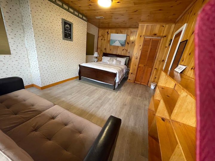 ห้องนอนชั้นล่างห้องที่สองพร้อมเตียงควีนไซส์และฟูก