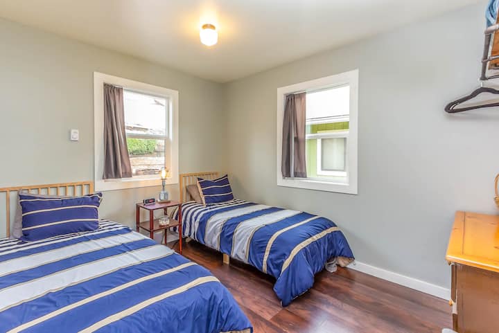 第三间卧室有两张加大码。 所有卧室均配有独立的暖气控制，夏季我们还配备了窗式空调，让您感到舒适。 所有卧室还为浅睡者提供耳塞。