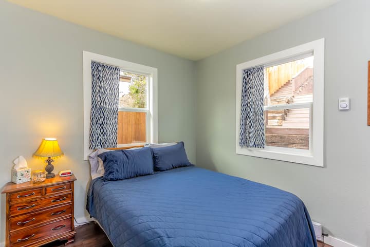 第2间卧室配有一张双人床。 所有卧室均配有独立的暖气控制，夏季我们还配备了窗式空调，让您倍感舒适。 所有卧室还为浅睡者提供耳塞。