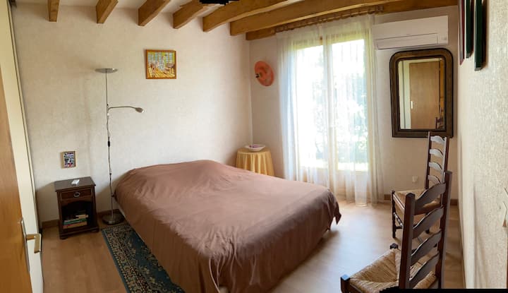 Habitación con aire acondicionado (r-d-c) con cama grande de 160 cm