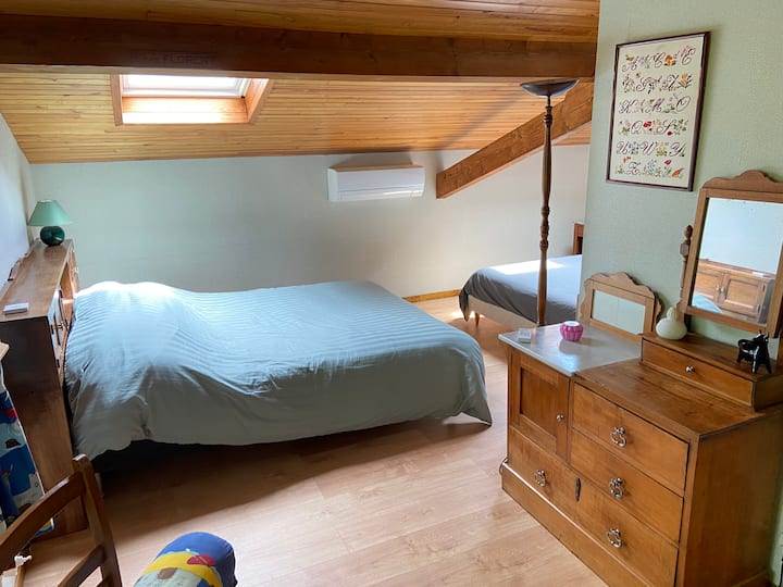 Habitación con aire acondicionado arriba con 2 camas grandes en 160 y 1 cama en 90... 