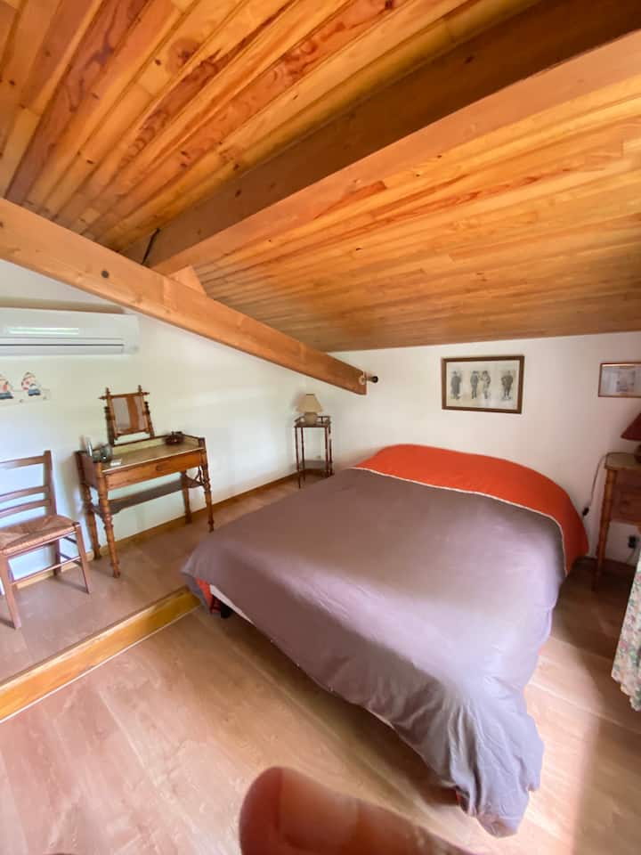 Suite principal con aire acondicionado en el piso de arriba con una cama grande de 160 cm y baño
