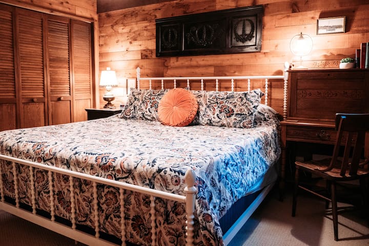 Dormitorio en el nivel principal con cama tamaño king recientemente actualizada.