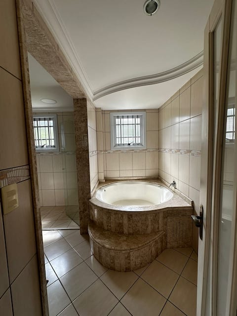Apts/house  156m w/Air and bathtub 2 min from downtown