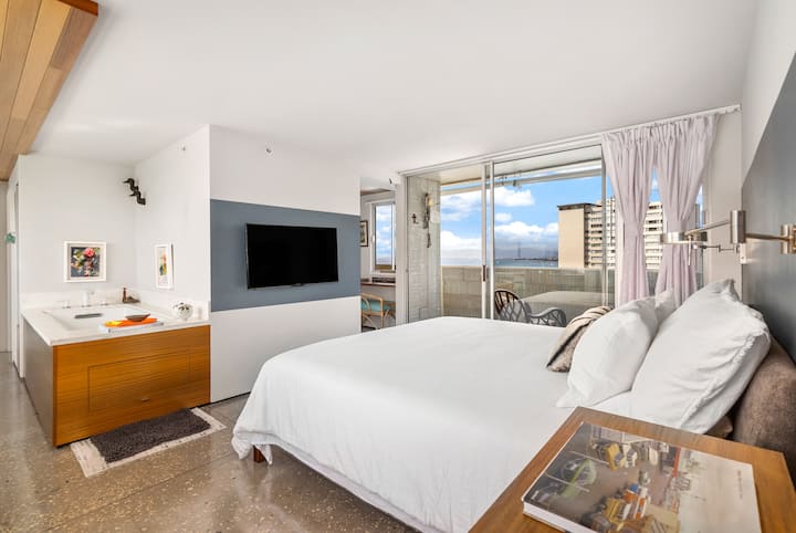 Главна спална соба со HD телевизор со брачен кревет, клима уред и приватна када.