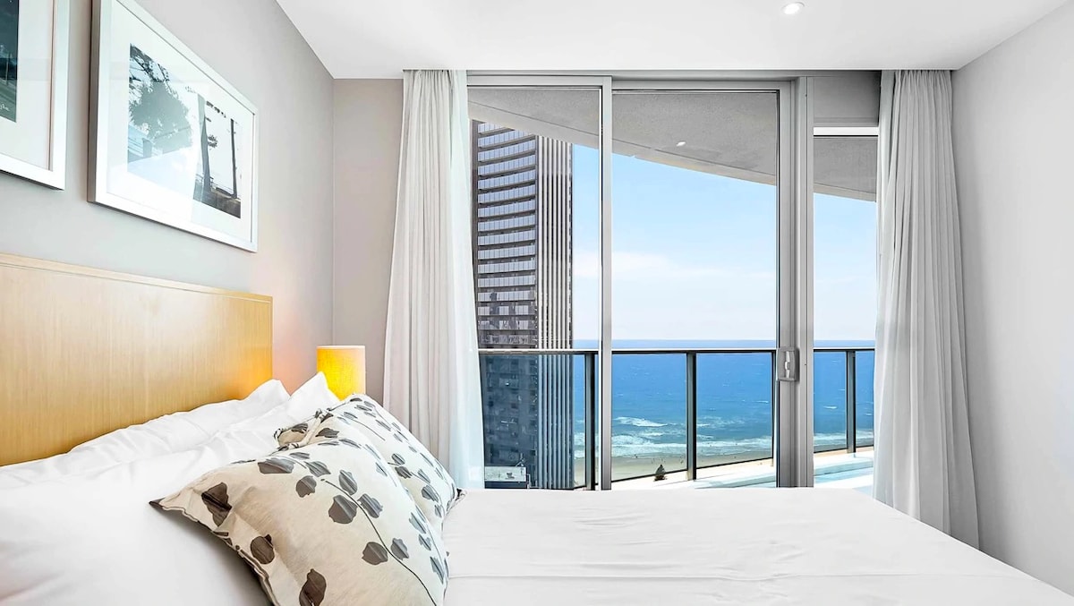 客房。配有1张双人床和1米宽单人床。 美丽的海景，阳光明媚，干净宽敞，床上用品舒适。