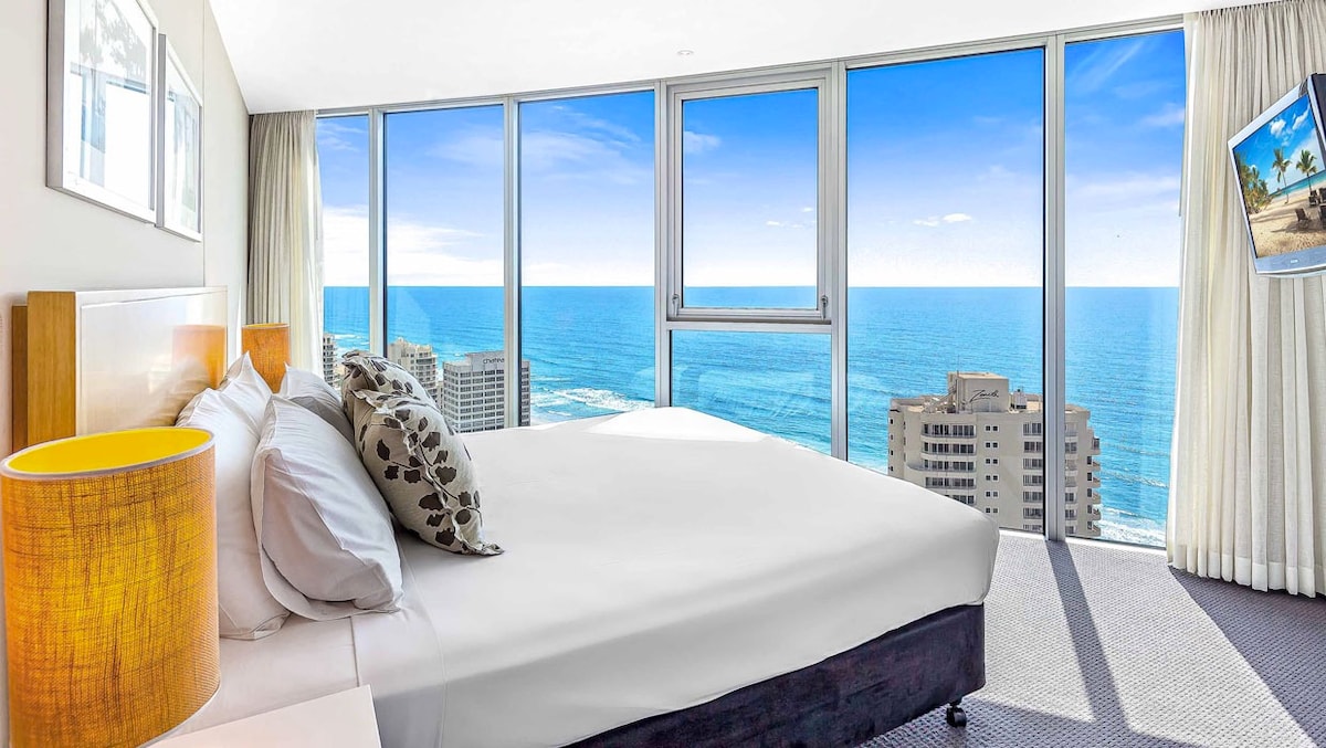 主卧。有一张超级加大双人床。 美丽的海景，阳光明媚，干净宽敞，床上用品舒适。