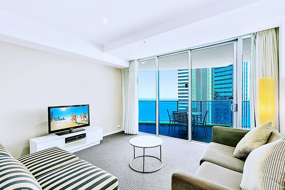 宽敞的客厅空间。 美丽的海景，阳光明媚，干净舒适；度假、家庭聚会是合适的。