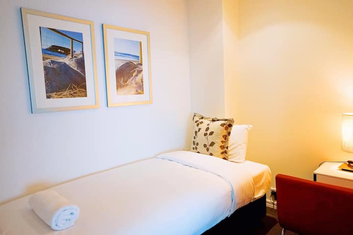 La sala de estudio tiene 1 cama individual. Limpio y espacioso, ropa de cama cómoda.
