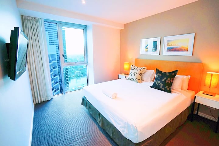 El dormitorio 1 tiene una cama súper tamaño king. Maravillosa vista al mar, soleado, limpio y espacioso, ropa de cama cómoda.