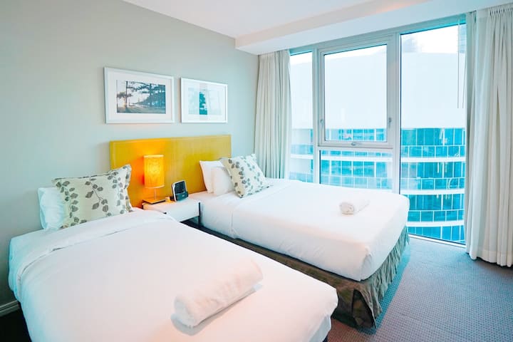 El dormitorio 2 tiene 1 cama doble + 1 cama individual. Maravillosa vista al mar, soleado, limpio y espacioso, ropa de cama cómoda.