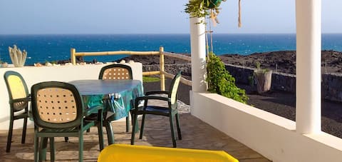 Calm and rest facing the sea and close to the mountain